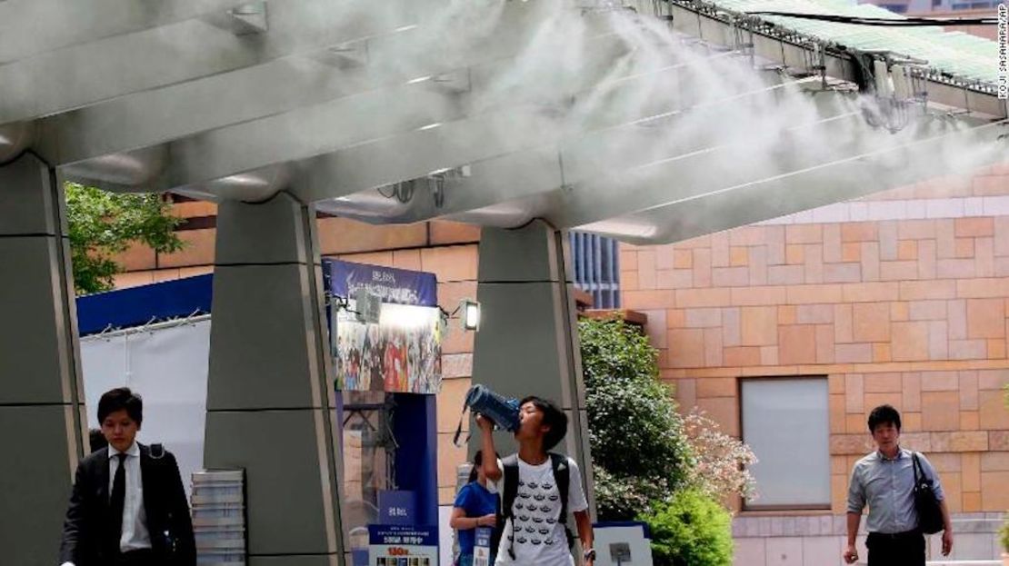 Las personas se resguardan en un punto de enfriamiento en Tokio el 13 de julio de 2018. Las temperaturas han alcanzado hasta 41 grados centígrados en algunas regiones de Japón.