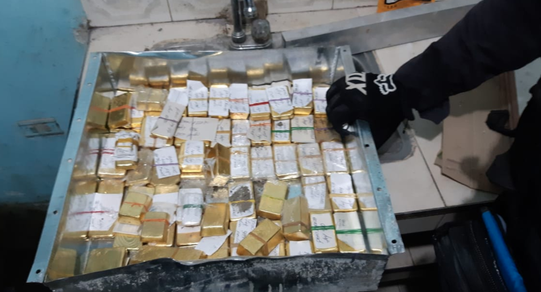 La Armada Nacional de Colombia se incautó de más de 50 kilos de oro en lingotes. Pertenecían al clan del Golfo.