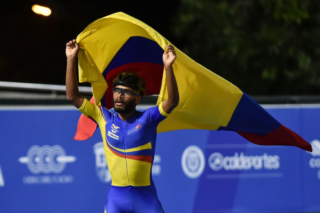 El patinador colombiano Alex Cujavante celebra su victoria de los 10000 metros categoría masculina en los juegos Centroamericanos y del Caribe 2018.