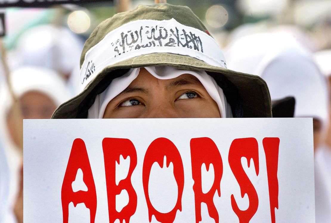 Una mujer indonesia protesta en rechazo al aborto.