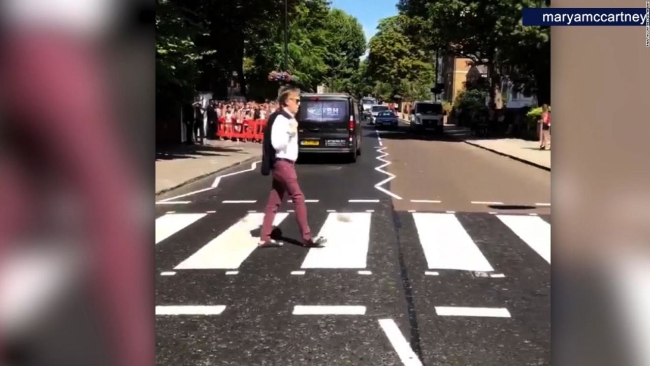 CNNE 546914 - paul mccartney recrea la portada de "abbey road"