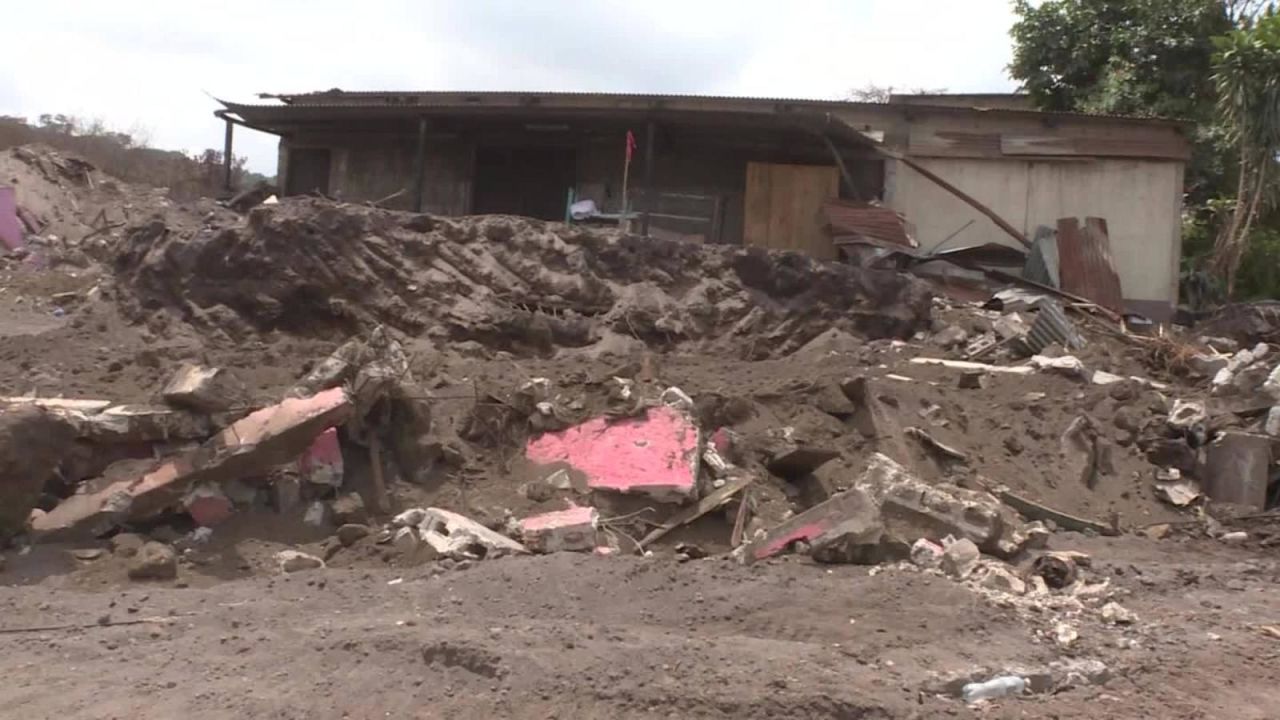 CNNE 547003 - sobreviviente del volcan de fuego- "aun hay familias completas enterradas"