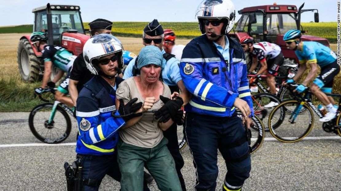 Los gendarmes detienen a una agricultora que protesta en pleno Tour de Francia.