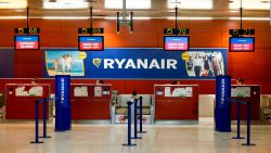 CNNE 547261 - huelga de ryanair causa cancelacion de 400 vuelos