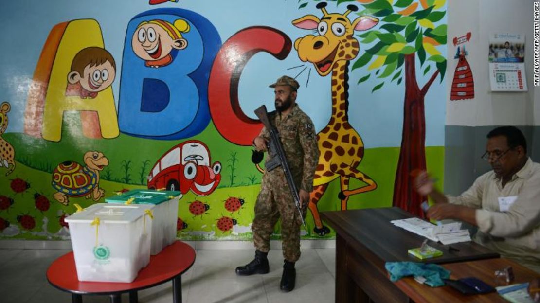 Un soldado paquistaní monta guardia en una mesa de votación.