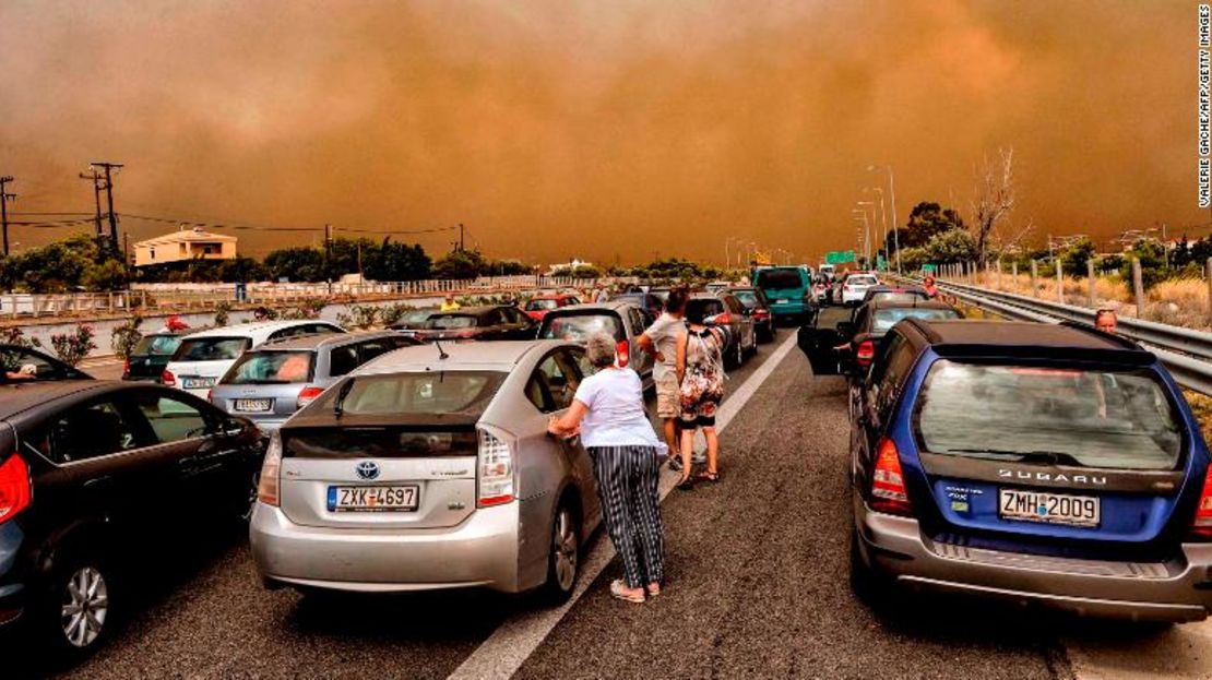 Automóviles se quedan bloqueados en una carretera nacional cerrada durante el incendio forestal de Kineta el lunes.