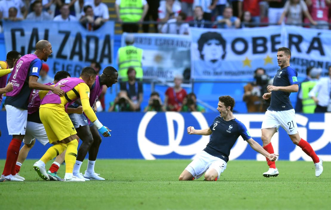 Benjamin Pavard celebra con los suplentes de Francia, luego de su gol ante Argentina en la Copa del Mundo. El tanto fue considerado el mejor gol de Rusia 2018.