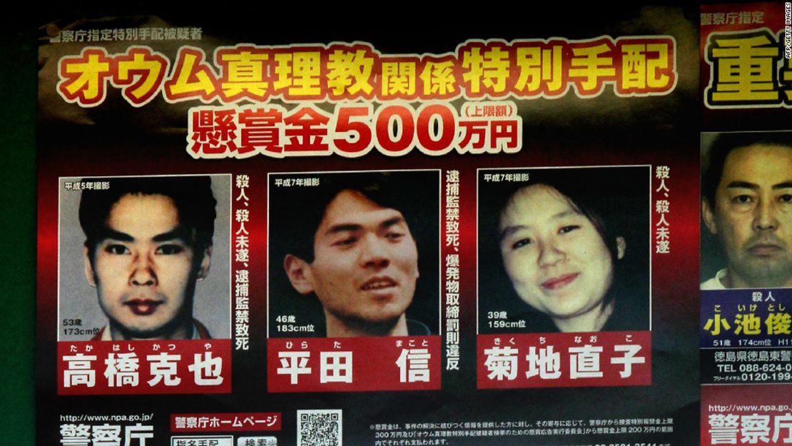 En esta foto aparecen los miembros de la secta apocalíptica de la Suprema Verdad, incluyendo a Makoto Hirata, que fue arrestado en Tokio el 1 de enero de 2012, después de 17 años de fuga.