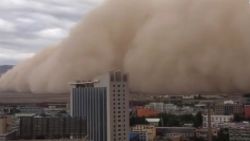 CNNE 547643 - espesa tormenta de arena cubre ciudad china