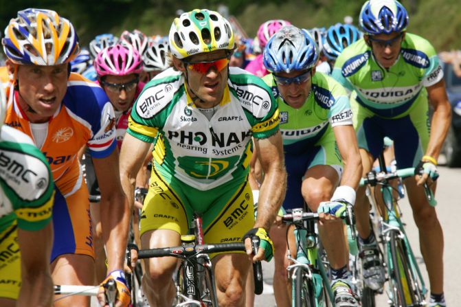 Santiago Botero — El corredor paisa (en el centro) es uno de los grandes ciclistas colombianos del nuevo milenio. Aunque empezó su carrera internacional en 1997 en la vuelta a España, su participación en el Tour de Francia inició en el año 2000, cuando se coronó campeón en la etapa 13 entre Draguignan-Briançon. Dos años más tarde, en 2002, volvería a brillaría en esta competencia al ganar las etapas 9 y 15. Ese año terminó en la cuarta posición de la clasificación general del Tour.