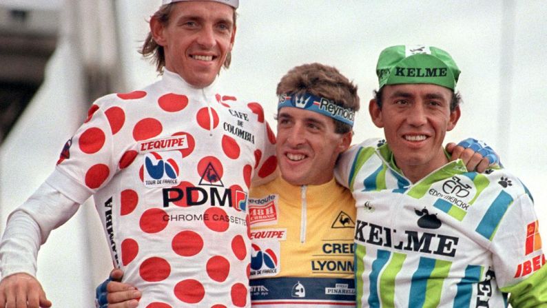 Fabio Parra — El ciclista boyancense, (de verde a la derecha) que también hace parte de la generación de corredores colombianos que brillaron en los 80. Parra conquistó dos etapas del Tour de France en 1985 y 1988. La primera la ganó el 10 de julio de 1985 en la ruta Morzine-Lans en Vercors. La segunda gran victoria en el Tour de France la ganó al coronarse campeón en la etapa 11 entre Besançon y Morzine, el 13 de julio de 1988.