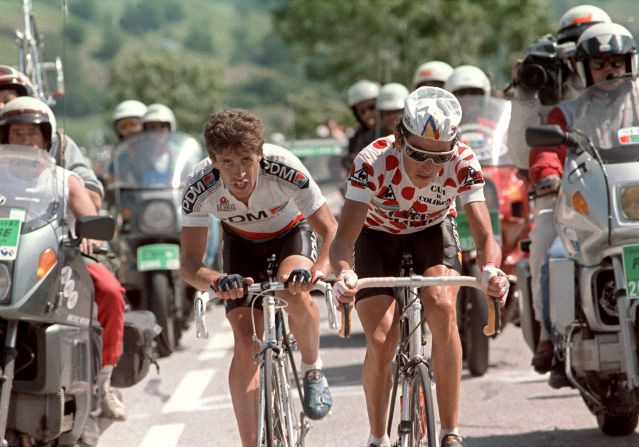 Lucho Herrera — ‘El jardinerito de Fusagasugá’, a la derecha, compitió por primera vez en el Tour de France en 1984 donde conquistó su primera etapa, la 17, el 16 de julio de ese año en la ruta Grenoble —l'Alpe d'Huez. En 1985 repitió la hazaña, esta vez ganando las etapas 11 y 14, entre Pontarlier y Morzine-Avoriaz, y Autrans-Saint-Etienne, respectivamente.