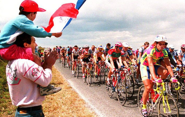 Oliveiro Rincón — Conocido como ‘El Cóndor de Duitama’, por su lugar de nacimiento, en el departamento de Boyacá, Rincón se coronó campeón de la etapa 15 del Tour de 1993. Ese año terminó 16 en la clasificación general del Tour, tercero en el Premio de montaña y segundo en la clasificación de jóvenes corredores. En esta foto aparecen los corredores del Tour de 1993.