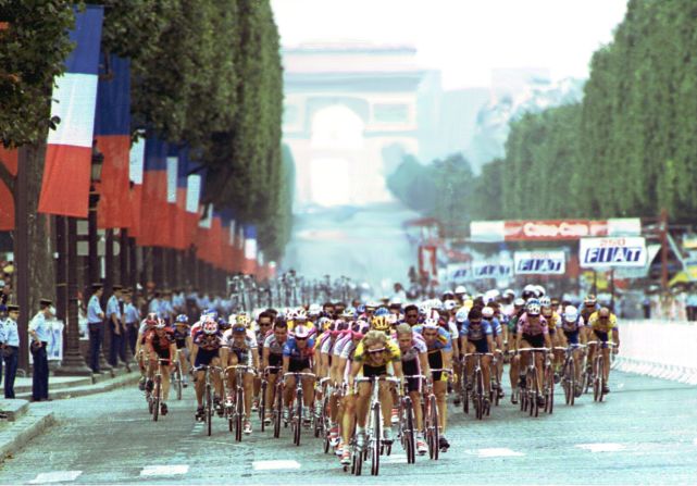 El corredor manizalita tuvo una actuación brillante en el Tour de 1994 cuando conquistó los 149 kilómetros de la etapa 17 entre Bourg D'oisans y Val Thorens. Ese año quedó en segundo puesto en una etapa del Giro d'Italia y quedó sexto en la clasificación general de esa carrera. En esta foto aparecen los corredores finalizando el Tour en la Avenida de los Campos Elíseos en París el 24 de julio de 1994.