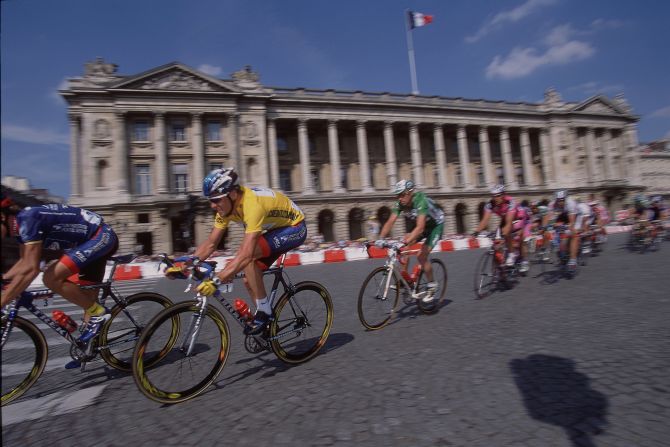 Félix Cárdenas — El corredor santandereano celebró su única victoria en el Tour de Francia tras ganar la etapa 12 en la ruta Perpignan-Ax-les-Thermes de 2001. Sus mejores resultados en ciclismo los obtuvo en la Vuelta a España donde ganó tres etapas en los años 2000, 2003 y 2004. En esta foto aparecen los corredores al final de la competencia en los Campos Elíseos de París el 29 de julio de 2001.