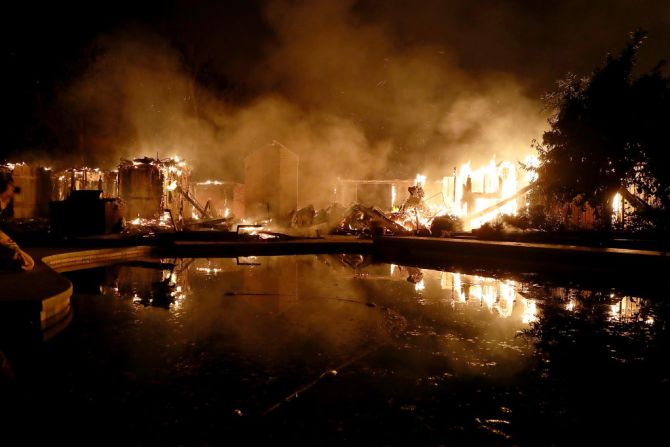 El incendio Carr en el condado Shasta creció rápidamente el jueves en la noche devastando varias comunidades antes de amenazar las afueras de Redding, una ciudad de 95.000 habitantes a unos 150 kilómetros al sur de la frontera entre California y Oregon.