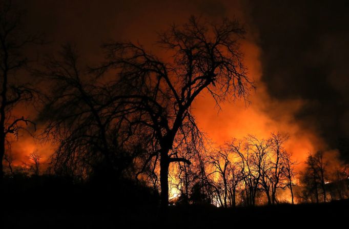 Más de 3.300 bomberos están luchando contra las llamas con más de 330 motores y 17 helicópteros, informó Cal Fire.