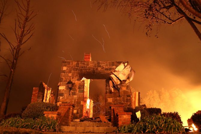 Las altas temperaturas son una factor de riesgo para los bomberos, pues se en la zona hay condiciones secas y la temperatura puede llegar hasta los 43 grados centígrados.