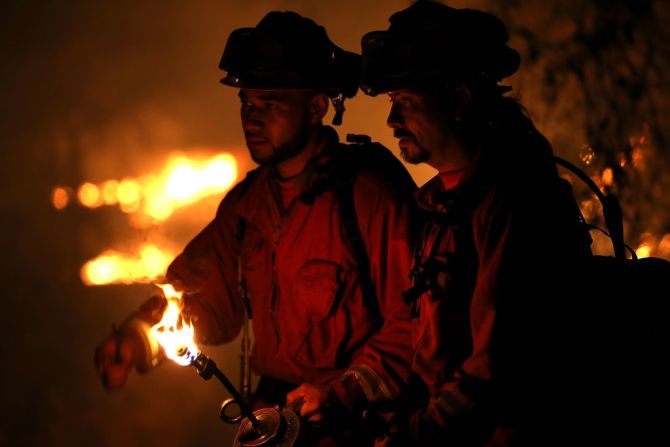 Con este incendio al menos una persona ha muerto y tres bomberos resultaron heridos, según dijo el Departamento de Bomberos de California, Cal Fire.