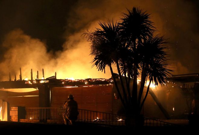 Las autoridades calificaron el incendio como “extremadamente peligroso” debido a que “se mueve sin importar lo que esté en su camino”, según dijo el comandante Brett Gouvea, de Cal Fire.