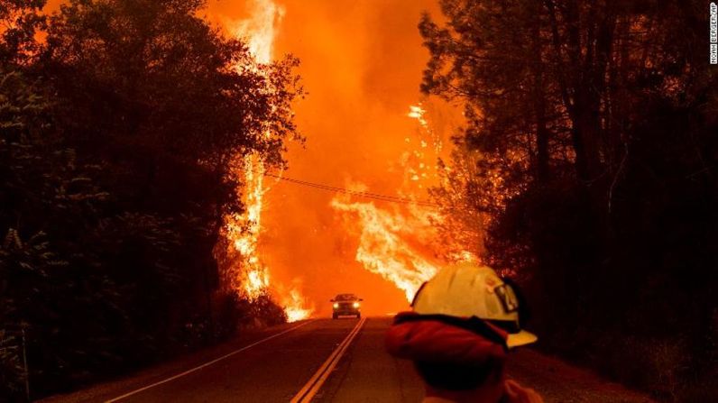 Los incendios en California no dan tregua. Esta vez, los habitantes de la ciudad de Redding, en el norte del estado, tuvieron que dejar sus casas para escapar de las llamas que se salieron de control y destruyeron varias residencias.