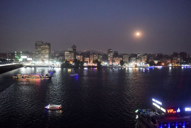 Esta imagen muestra la luna llena en el cielo de El Cairo, capital de Egipto. A diferencia de un eclipse solar, los espectadores no necesitarán protección en los ojos para observarlo.