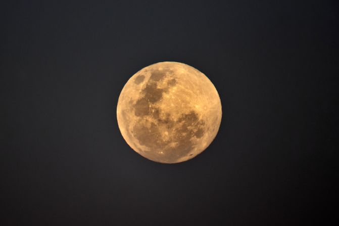 Un primer plano del eclipse, captado en Sydney, Australia. Los eclipses lunares pueden ocurrir solo durante la luna llena, y este es extra especial porque también es la Luna de Sangre.