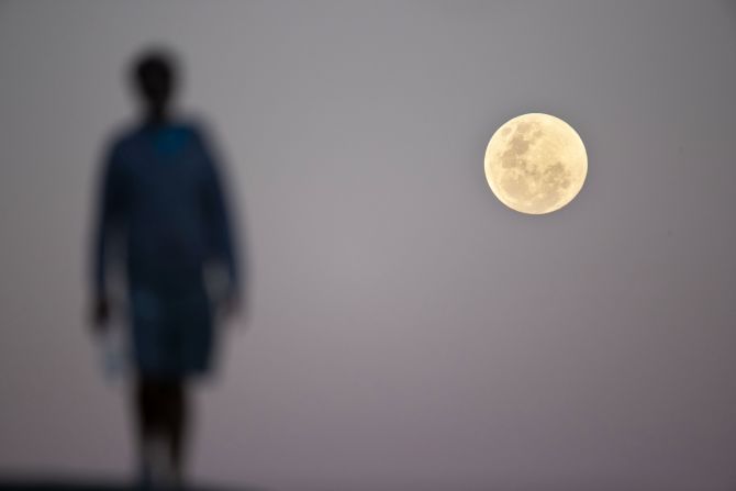 La luna llena se levanta cerca de la playa de Bondi, antes del eclipse lunar total en Sydney, Australia. El período de eclipse total durará una hora, 42 minutos y 57 segundos. Lo que lo convierte en el eclipse lunar más largo de este siglo.