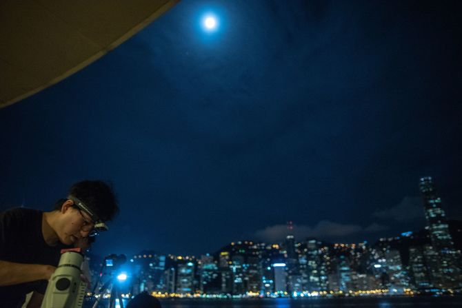 Las personas ubicaron sus telescopios en Tsim Sha Tsui, Hong Kong, para observar el eclipse lunar. El fenómeno comenzó este viernes.