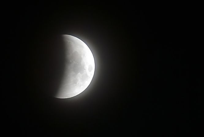 Esta imagen muestra la luna llena al comienzo del eclipse, visto desde Colombo, Sri Lanka.