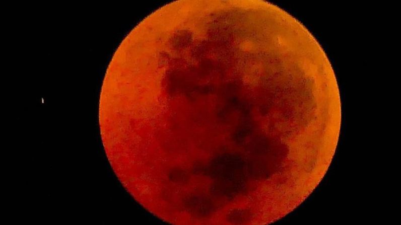 Primer plano de la Luna de Sangre, durante el eclipse lunar de este viernes. La imagen fue tomada en Bekasi, Indonesia.