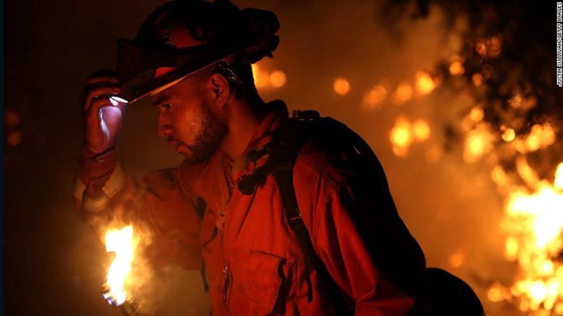 Los bomberos enfrentan una tarea difícil en los próximos días, con condiciones secas y temperaturas que se espera que lleguen a los 43 grados Celsius este viernes.