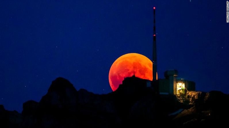 La Luna de Sangre se vio así en Lucerna, ciudad de Suiza.