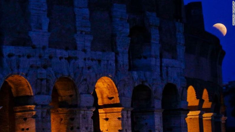 La luna se eleva más allá del Coliseo de Roma, en Italia, durante un eclipse lunar completo. La llamada "Luna de Sangre" se vio en diferentes momentos en Australia, África, Asia, Europa y América del Sur.