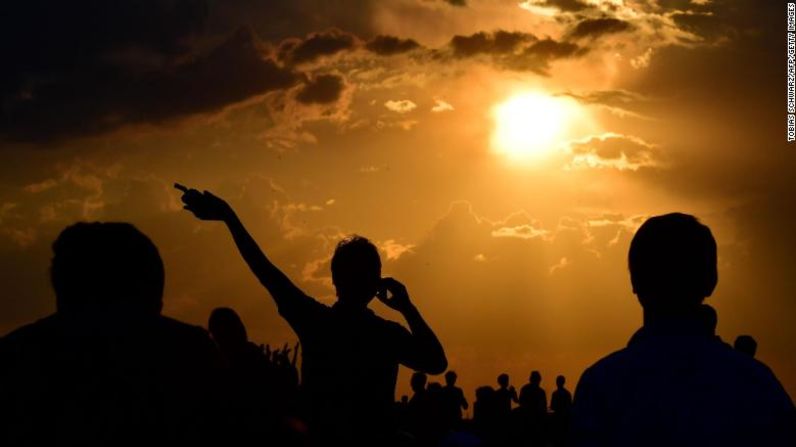 Varias personas se concentraron en calles y parques de Berlín, capital de Alemania, para apreciar el eclipse lunar y la Luna de Sangre.