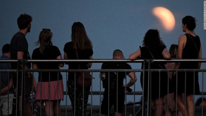 En Varsovia, Polonia, las personas apreciaron el eclipse lunar desde el inicio. En la imagen se observa una fase temprana del fenómeno.