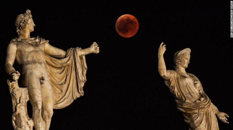 La luna sangrienta se ubicó entre las estatuas de Hera y Apolo, en Atenas, Grecia.