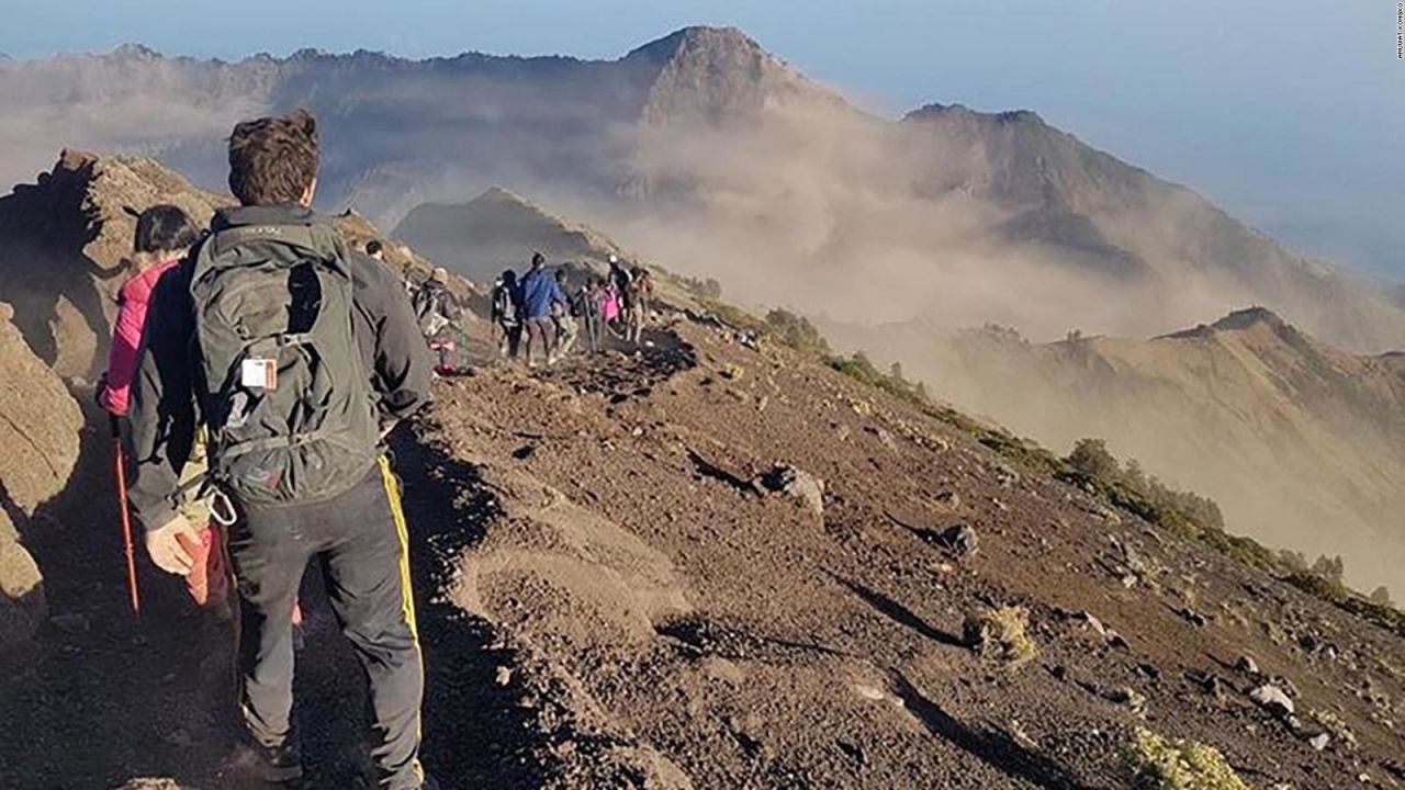 CNNE 548559 - sismo deja a cientos de personas atrapadas en un volcan