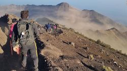 CNNE 548559 - sismo deja a cientos de personas atrapadas en un volcan