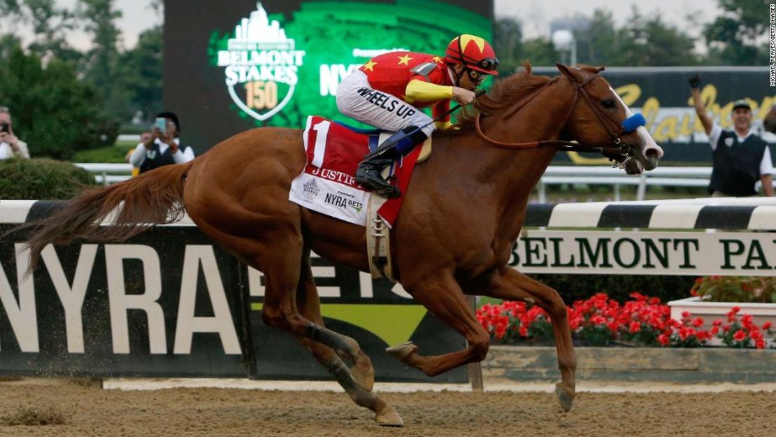 En esta foto aparece Justify #1, montado por el jockey Mike Smith, liderando el campo para finalizar la competencia Belmont Stakes en el Belmont Park, en Elmont, Nueva York. Justify se convirtió en el 13 campeón de la Triple Corona y el primer caballo estadounidense en conseguirlo desde Pharoah en 2015.