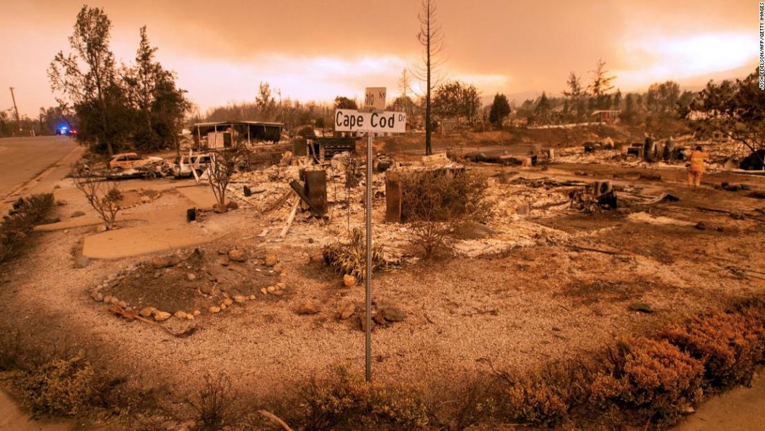 Así quedaron alguna de las zonas urbanas afectadas por el incendio que azota el norte de California, Estados Unidos.