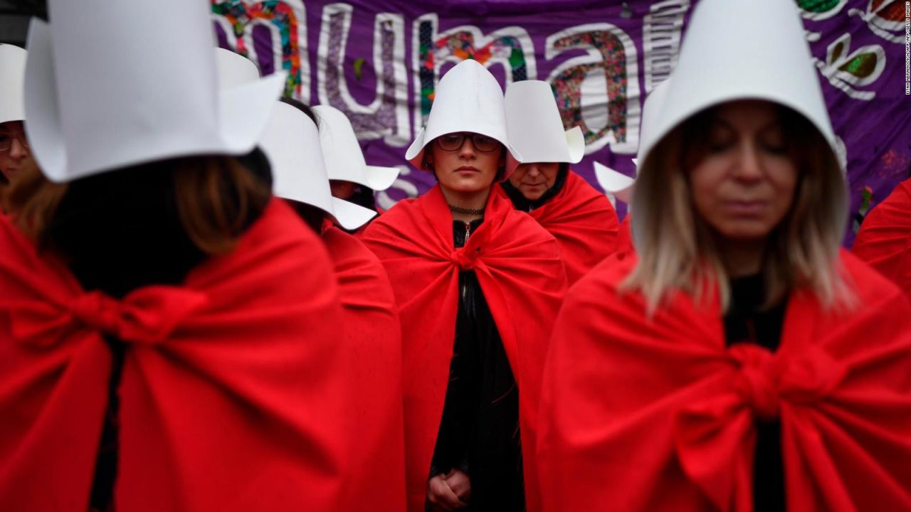 CNNE 548603 - visten el uniforme de "the handmaid's tale" para protestar