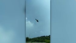 CNNE 548653 - sobreviven ocupantes de accidente de helicoptero en china