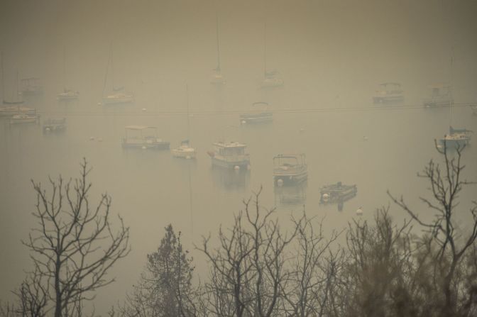 Barcos en el lago Whiskeytown, cerca de donde se originó el incendio de Carr.