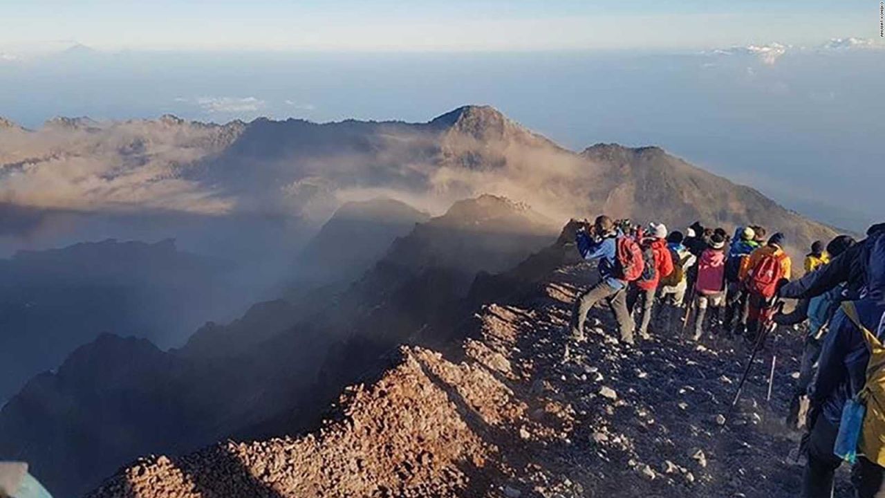 CNNE 548836 - mas de 600 excursionistas rescatados en indonesia