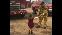 CNNE 548864 - nina da animo a los bomberos con burritos