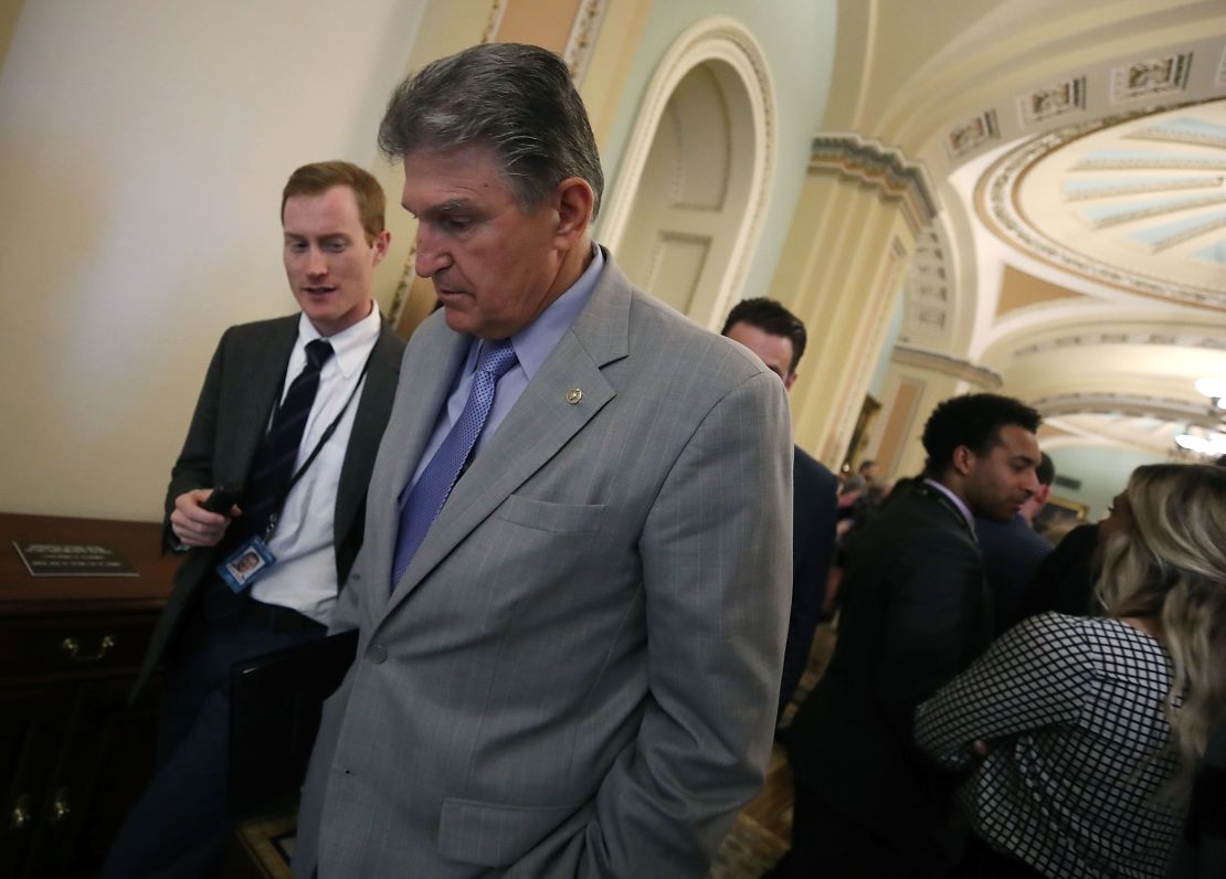 El senador Joe Manchin fue quien auxilió a Claire McCaskill con la maniobra de Heimlich.