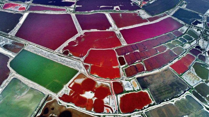 Ciudad de Yungcheng, China. Un lago salado multicolor y de aspecto abstracto se ve sobre Yuncheng, en la provincia china de Shanxi, al oeste de Beijing. El lago cambia de color de acuerdo a la densidad del agua.