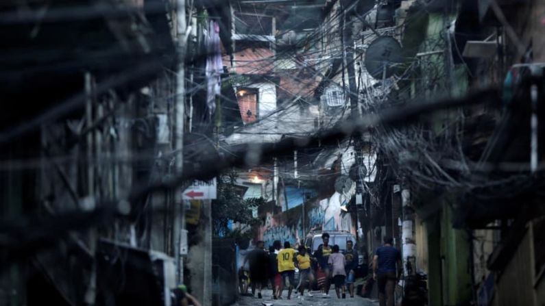 Río de Janeiro, Brasil. Residentes de Rocinha, la favela más grande de Río juegan fútbol y siguen el partido entre Brasil y Suiza, en Rusia 2018, el 17 de junio.