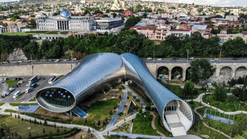 Tbilisi, Georgia. Un dron capturó esta imagen del futurista teatro y sala de exposiciones Rhike Park de la capital georgiana (centro), y del ultra clásico palacio Presidencial (en la foto).